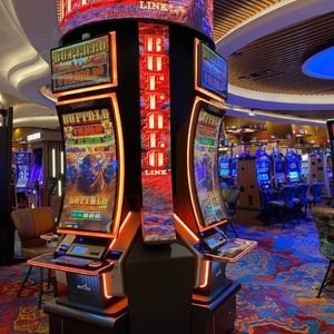 버팔로 슬롯머신 제작사 아리스토크랫이 만든 대표 게임, 실제 카지노 플로어 설치 모습