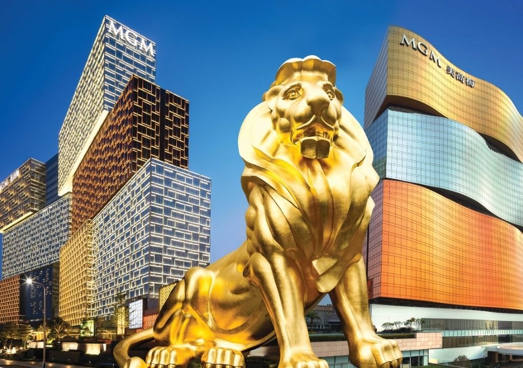 MGM 오사카 카지노 리조트 건설 — MGM 황금 사자상과 마카오 리조트 전경, 3억 달러 신용한도 확보