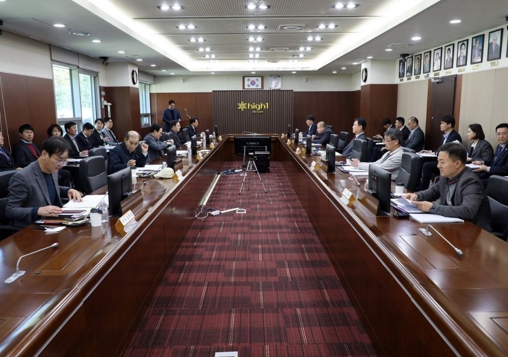 강원랜드 이사회 회의실 전경, AI 도입 및 디지털 전환 전략 논의 중인 임직원들