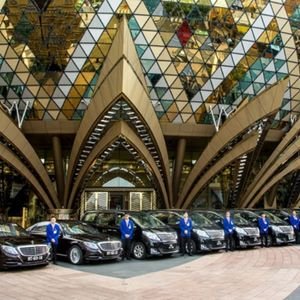 마카오 정켓 운영사 골든 그룹 VIP 리무진 서비스 차량과 직원들