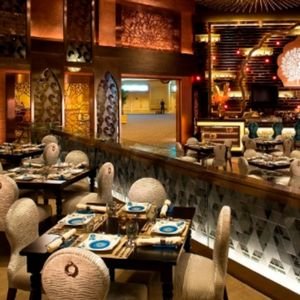 더 골든 피콕 레스토랑 내부 — 황금빛 인테리어와 공작 테마 장식이 어우러진 미슐랭 2스타 인도 레스토랑