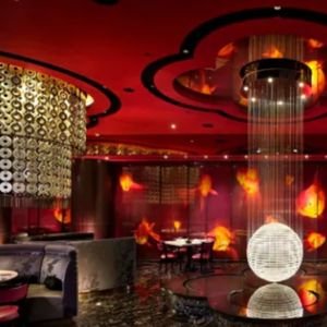 디 에이트 내부 인테리어 — 붉은 조명과 금붕어 테마 장식이 있는 미슐랭 2스타 레스토랑