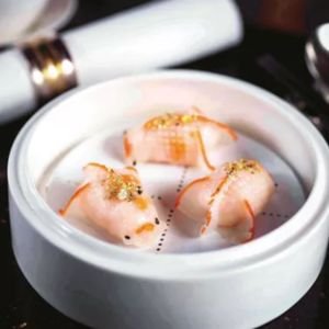 디 에이트 대표 메뉴 — 금붕어 모양의 새우 딤섬 세 점 흰색 접시 플레이팅