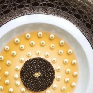 로뷔숑 오 돔 대표 요리 — 오시트라 캐비아 감자 무스 프렌치 코스 접시