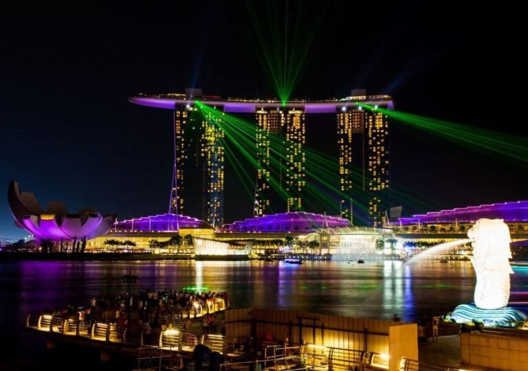 밤하늘 아래 마리나베이샌즈 호텔 스카이파크와 레이저쇼 장면