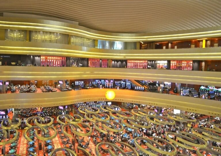 마리나베이샌즈 카지노 내부 테이블게임과 슬롯머신 구역 모습