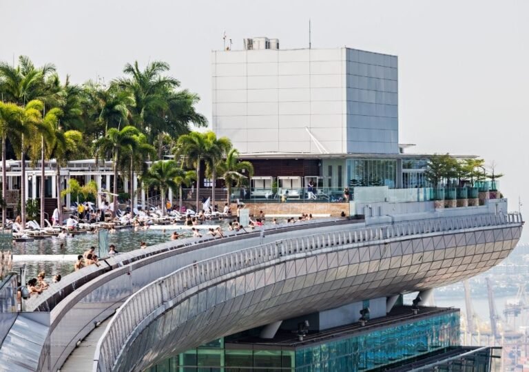 마리나베이샌즈 호텔 옥상 인피니티풀에서 본 마리나 베이 야경