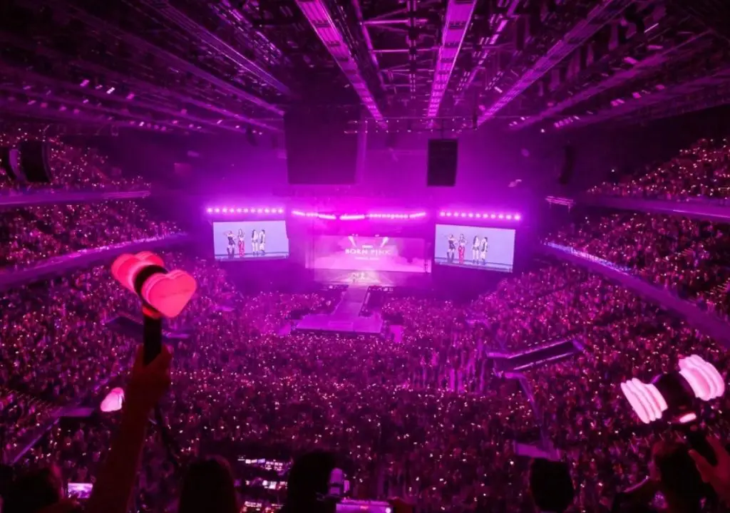 마카오 카지노 리조트 갤럭시 아레나에서 열린 대형 콘서트 전경, 무대 조명과 관객들로 가득한 공연장