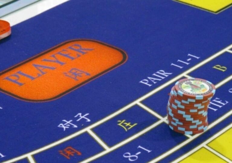 마카오 카지노 세금 수입을 상징하는 바카라 테이블과 칩 쌓인 모습