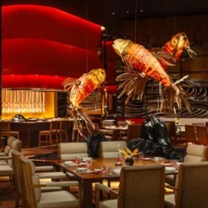 미즈미 레스토랑 내부 — 붉은 조명과 코이 조형물이 어우러진 윈 팰리스 코타이의 미슐랭 2스타 일식 다이닝홀