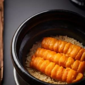 미즈미 대표 메뉴 — 성게알이 올려진 일본식 우니 덮밥 클로즈업