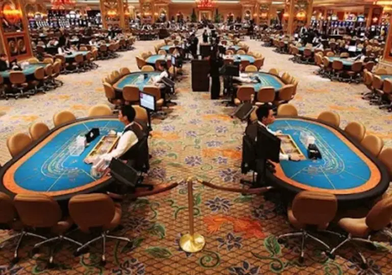 더 베네치안 마카오 카지노 내부 슬롯머신과 바카라 테이블