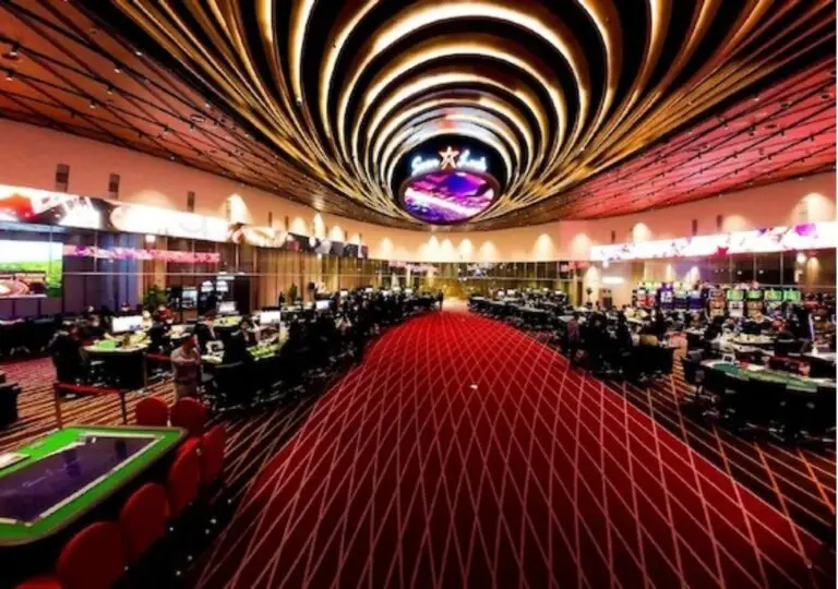 세븐럭 카지노 내부 전경 — 바카라·블랙잭·룰렛·슬롯머신 구역이 있는 메인 게임홀