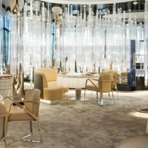 알랭 뒤카스 앳 모르페우스 레스토랑 내부 — 밝은 톤의 모던 인테리어와 빛의 커튼이 어우러진 프렌치 다이닝홀