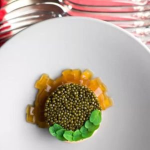 알랭 뒤카스 앳 모르페우스 대표 메뉴 — 캐비아와 황금 젤리 플레이팅