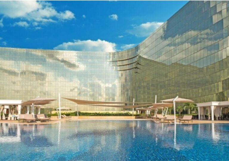 오카다 마닐라 야외 수영장과 호텔 외관