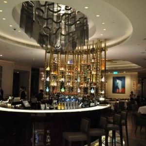 오토 에 메조 봄바나 내부 — 갤럭시 마카오의 샹들리에와 유리 장식이 어우러진 미슐랭 2스타 이탈리안 레스토랑