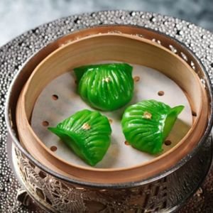 제이드 드래곤 대표 메뉴 — 녹색 에메랄드 새우 딤섬 3점 스팀 바구니 플레이팅