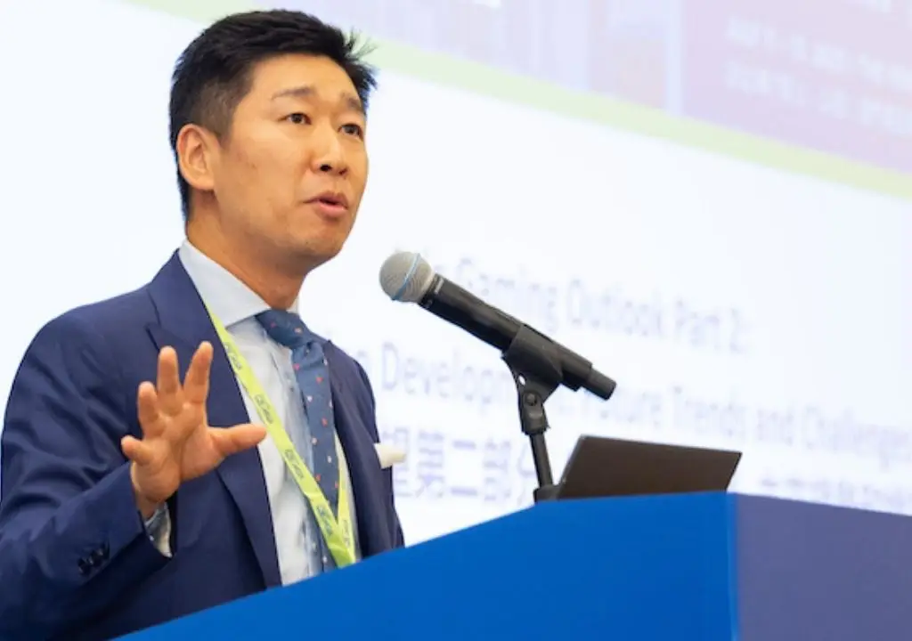 연단에서 발표 중인 리조트 월드 센토사 신임 COO 첸 시