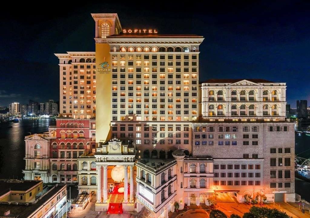 카지노 폰테 16과 소피텔 마카오 호텔의 야간 전경. 밝게 조명이 켜진 외관과 마카오 이너하버 주변 도시 풍경이 함께 보인다.