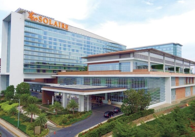 솔레어 리조트 & 카지노 외관 — 마닐라 엔터테인먼트 시티에 위치한 블룸베리 리조트 운영 복합 리조트 전경