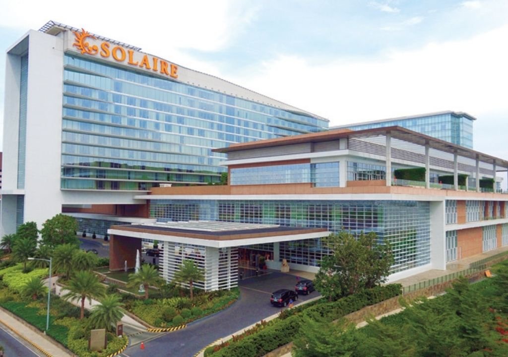 솔레어 리조트 & 카지노 외관 — 마닐라 엔터테인먼트 시티에 위치한 블룸베리 리조트 운영 복합 리조트 전경