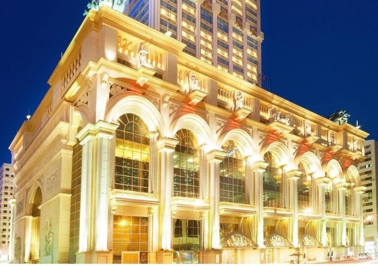 마카오 L’Arc 호텔의 밝은 조명과 아치형 외관이 돋보이는 야간 전경