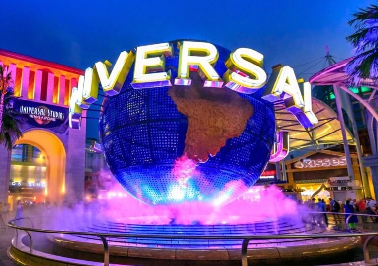 싱가포르 리조트 월드 센토사 유니버설 스튜디오 입구의 구체 조형물