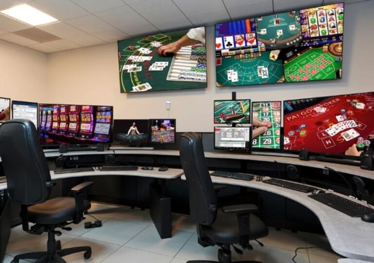 카지노 서베일런스 룸의 다중 모니터 감시·보안 운영 시스템 이미지