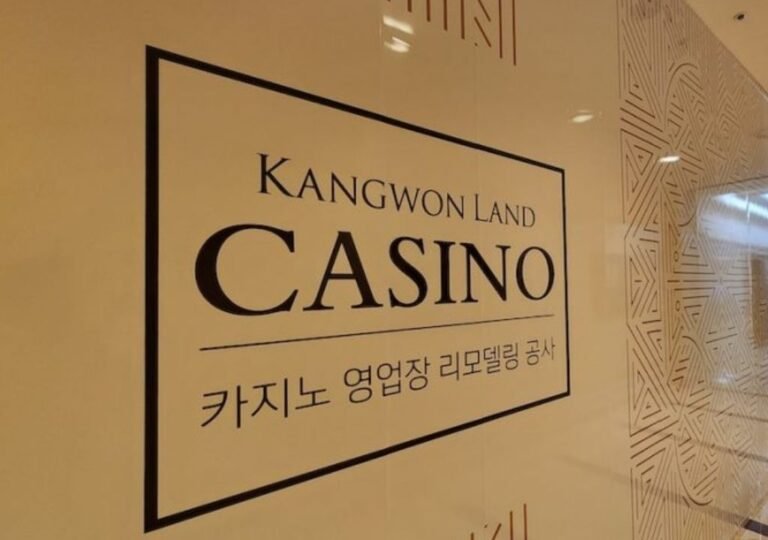 강원랜드 카지노 리모델링 공사 안내 문구가 적힌 벽면 이미지. ‘Kangwon Land Casino’와 ‘카지노 영업장 리모델링 공사’ 문구가 보이는 현장 사진.