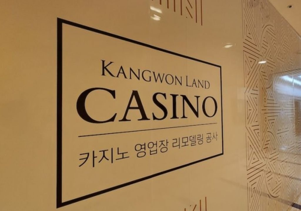 강원랜드 카지노 리모델링 공사 안내 문구가 적힌 벽면 이미지. ‘Kangwon Land Casino’와 ‘카지노 영업장 리모델링 공사’ 문구가 보이는 현장 사진.