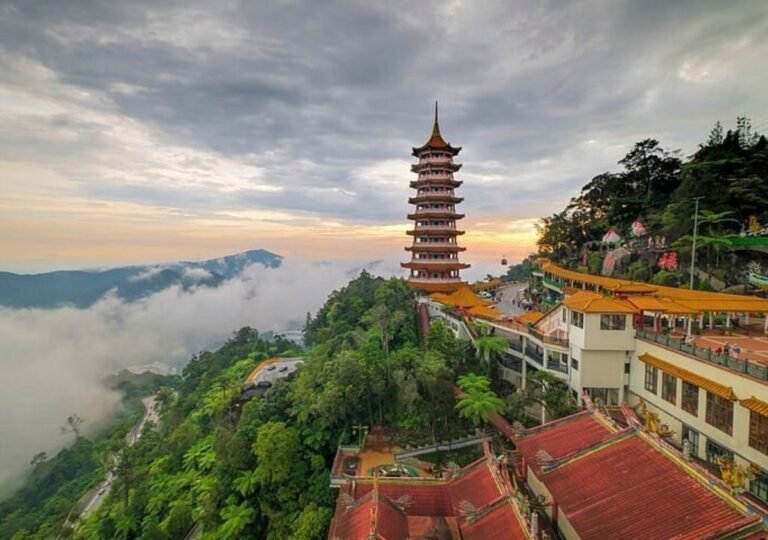 말레이시아 겐팅 하이랜드의 절벽 사찰 Chin Swee Caves Temple 전경