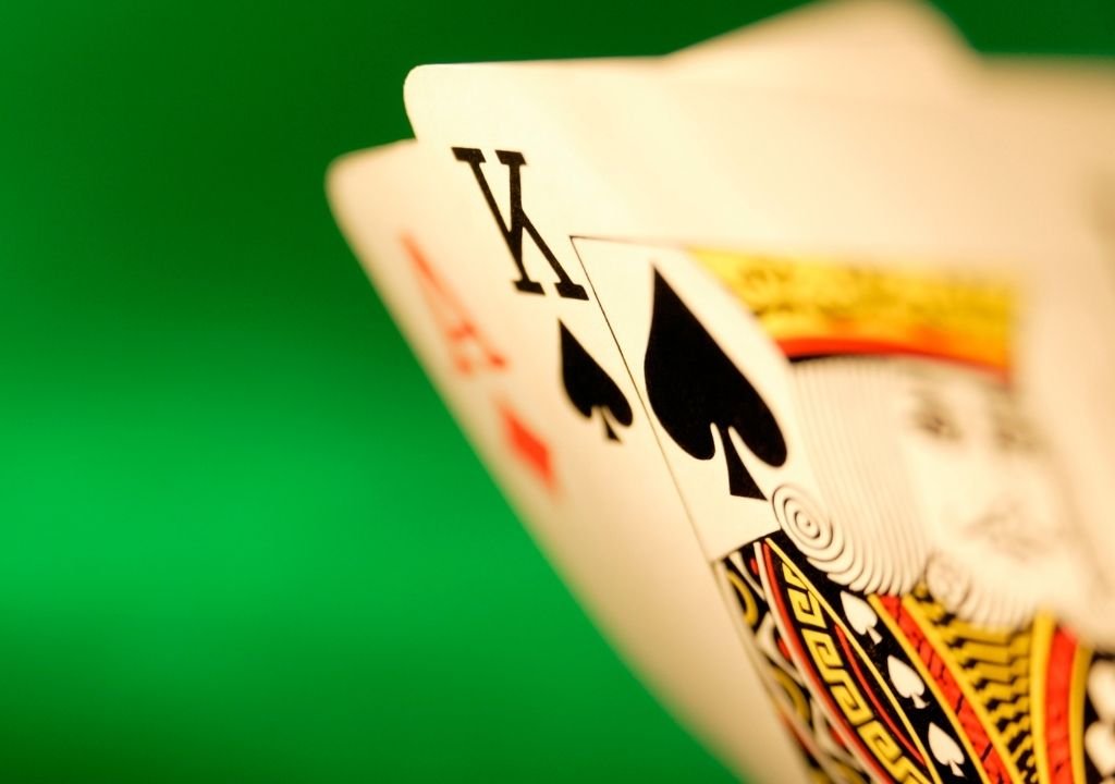 A와 K 카드가 놓인 블랙잭 클로즈업 – 블랙잭 21을 만드는 대표 조합 이미지