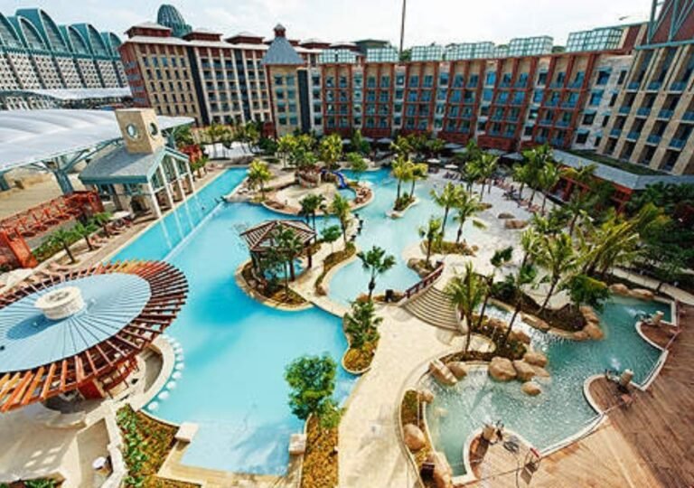 리조트 월드 센토사 호텔과 수영장 전경