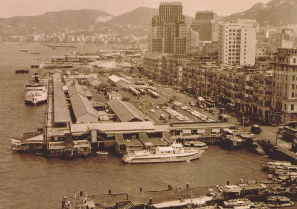 스탠리 호가 개발을 시작하며 재건한 마카오 옛 페리 터미널의 전경으로, 당시 홍콩과 마카오를 연결하던 항만 시설과 도시 구조를 보여주는 이미지