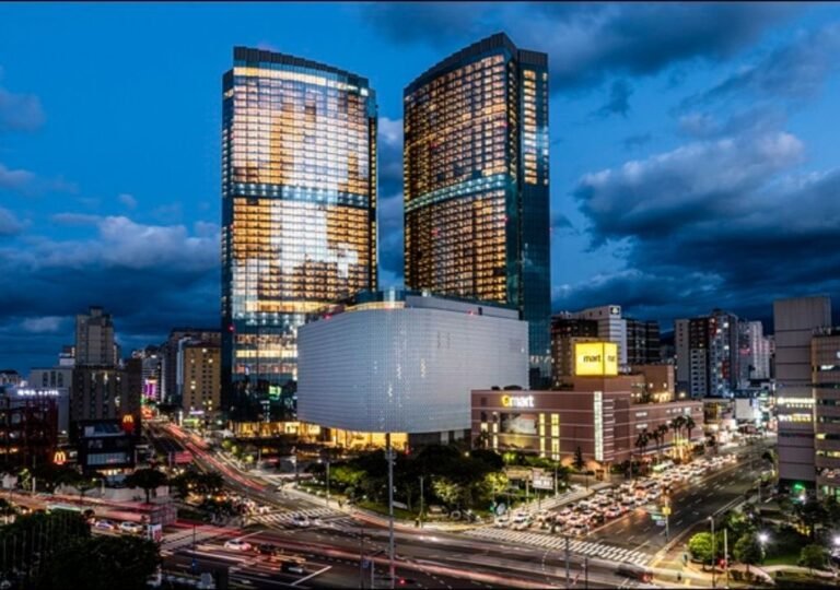 제주시 중심의 제주 드림타워 복합리조트 야경 — 유리 외벽이 불빛에 반사되는 초고층 복합리조트 전경