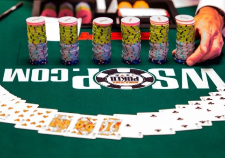 포커 테이블 위에 정렬된 텍사스 홀덤 칩과 카드, 대회에서 칩이 점수로 쓰이는 모습을 표현한 이미지