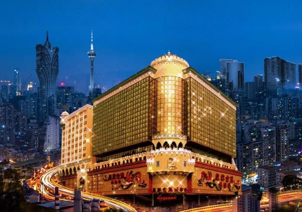 마카오 반도에 있는 카지노 카사 레알의 야경 건물 전경. SJM 리조트 라이선스를 사용하는 대표적인 위성 카지노 모습.