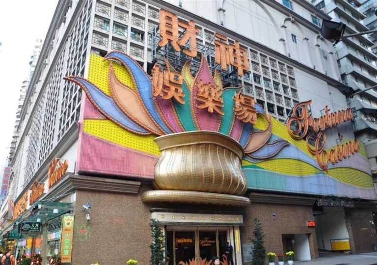 마카오 호텔 포르투나에 있는 카지노 포르투나의 화려한 외관과 네온 간판 전경
