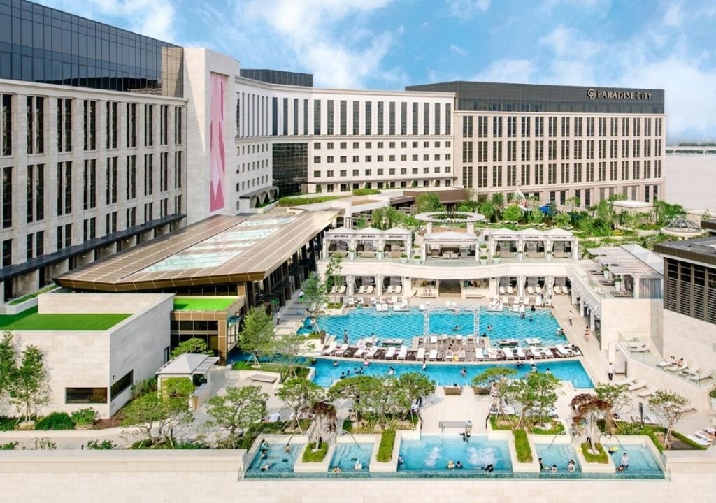 인천 파라다이스 시티 카지노 리조트의 야외 수영장과 호텔 건물이 보이는 전경 이미지