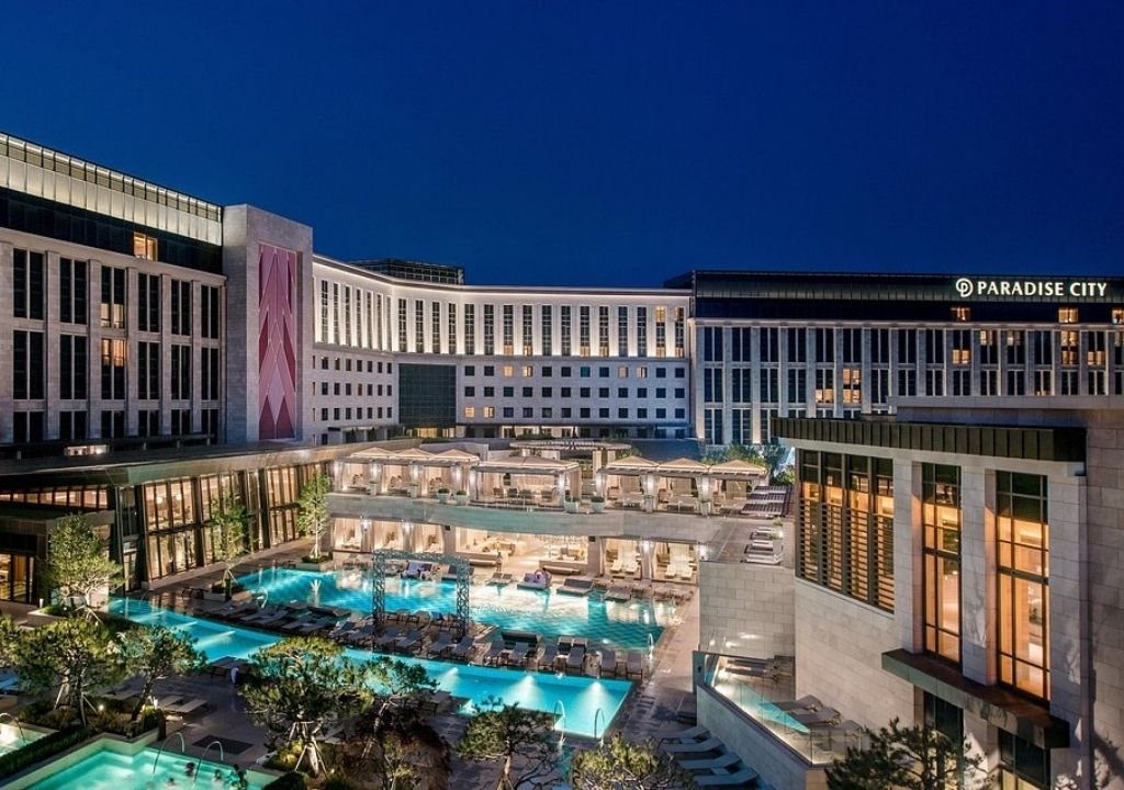 인천 영종도 파라다이스시티 카지노 리조트의 야경 전경, 호텔 건물과 중앙 수영장이 조명을 받아 빛나는 모습