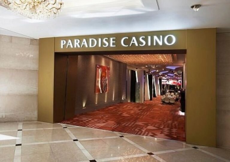 파라다이스카지노 입구 전경, 고급 조명과 붉은 카펫이 돋보이는 외국인 전용 카지노