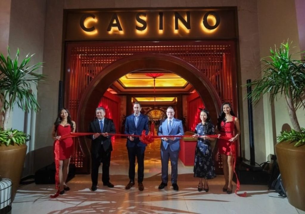 솔레어 리조트 카지노 입구에서 아리스토크랫 게이밍과 솔레어 관계자들이 ‘드래곤 룸’ 오프닝 리본 커팅식을 진행하는 모습