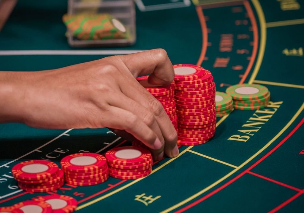 바카라 실전 전략에서 흐름이 안 좋을 때 감정적으로 베팅하는 장면