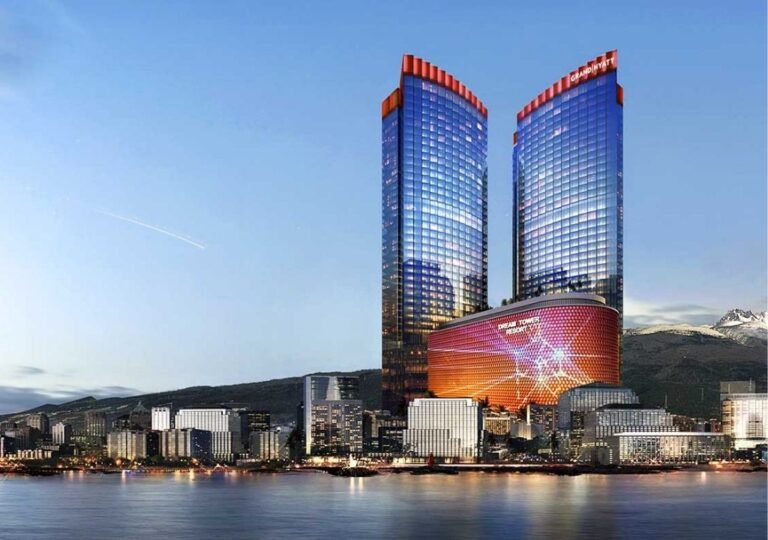 제주 드림타워 카지노 매출 기사에 사용된 이미지로, 외국인 전용 카지노와 그랜드 하얏트 제주가 있는 쌍둥이 타워의 야경 전경