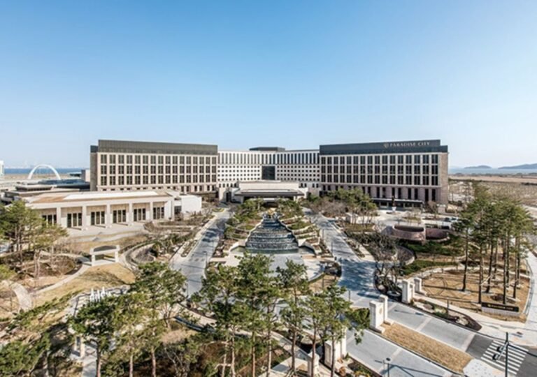 파라다이스시티 리조트의 전면 전경 사진. 인천 영종도에 위치한 외국인 전용 카지노 복합 리조트 건물과 주변 조경이 보이는 이미지.