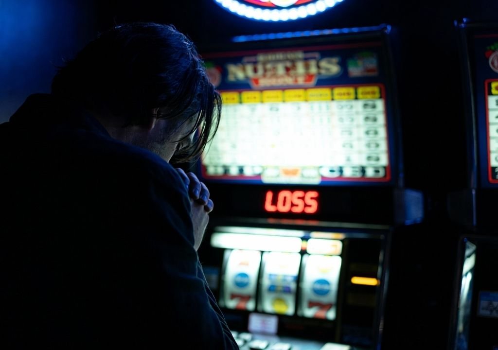 슬롯머신 확률 착각으로 “한번은 맞겠지”라는 생각이 시작되는 장면을 표현한 이미지