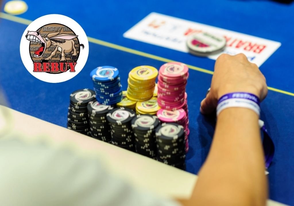 리바이 토너먼트에서 칩을 다시 구매할 수 있는 구조를 보여주는 텍사스 홀덤 토너먼트 테이블 사진
