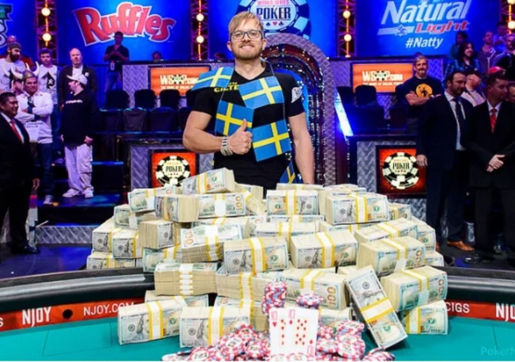 멀티데이 토너먼트에서 여러 날 동안 진행된 텍사스 홀덤 토너먼트의 최종 단계 장면 사진