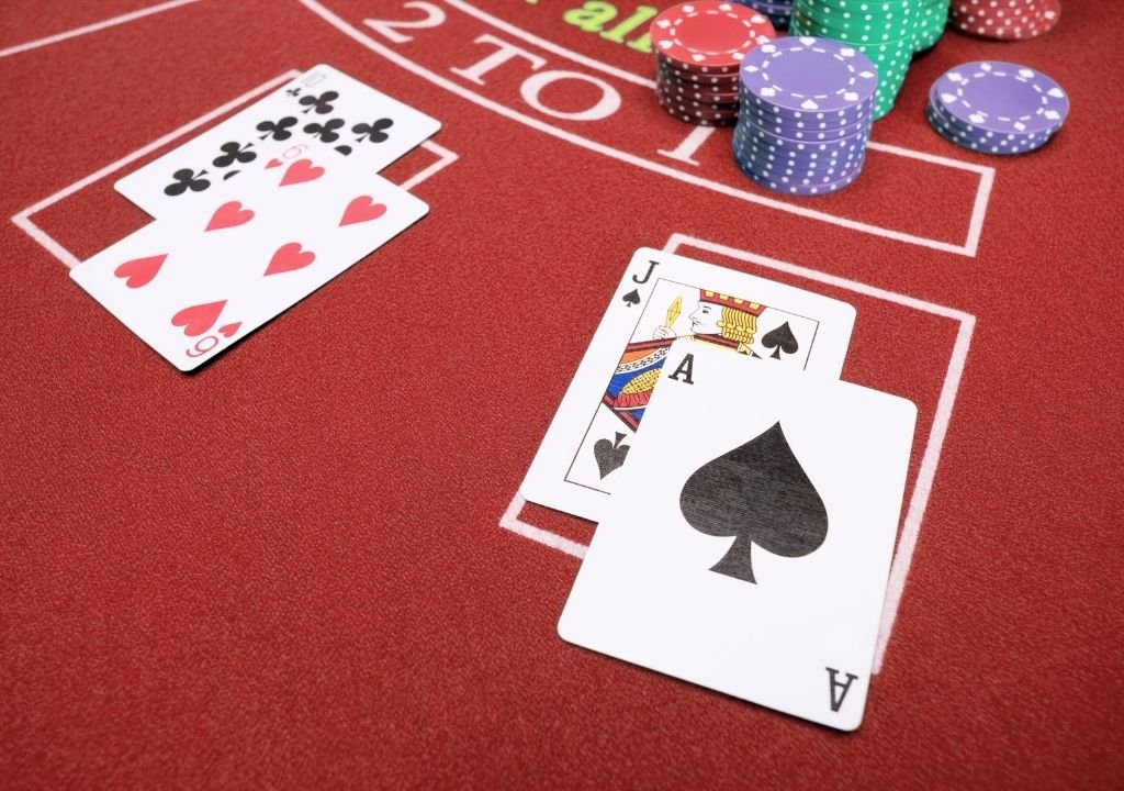 블랙잭 좋은 시작 패 예시 – 에이스와 그림 카드로 구성된 내추럴 블랙잭